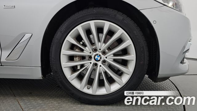 BMW 5-Series 2018 — photo 7