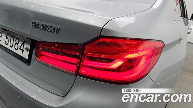 BMW 5-Series 2018 — photo 9