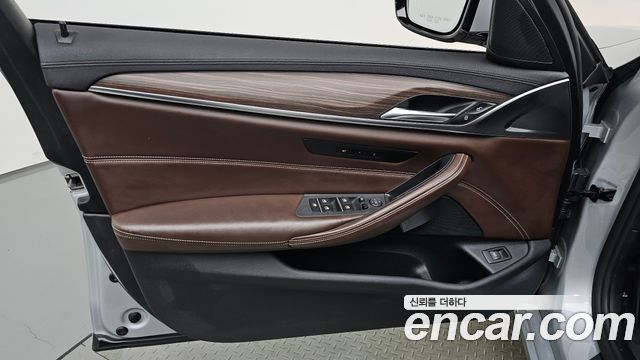 BMW 5-Series 2018 — photo 14