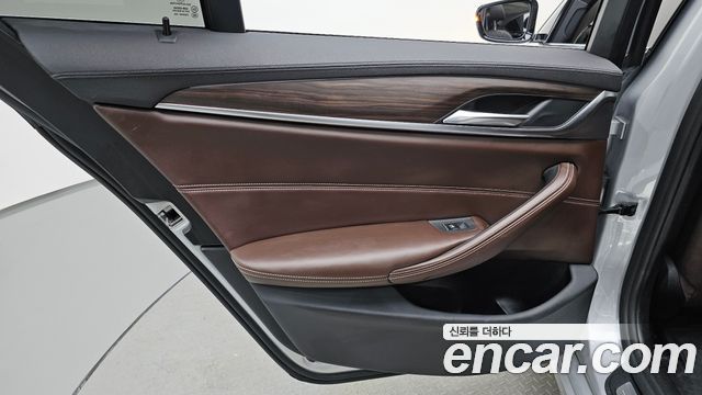 BMW 5-Series 2018 — photo 15