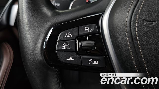 BMW 5-Series 2018 — photo 28