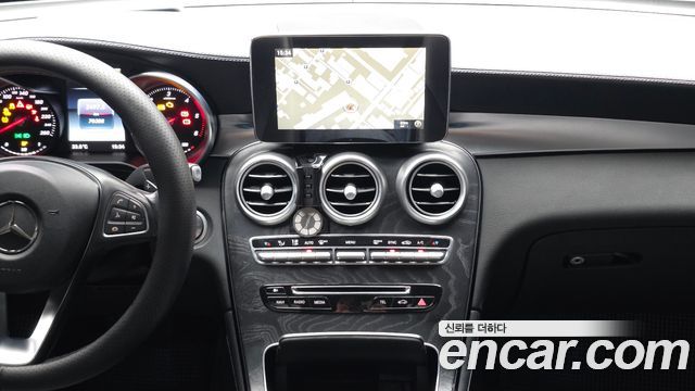 Mercedes-Benz GLC-Class 2016 — photo 14