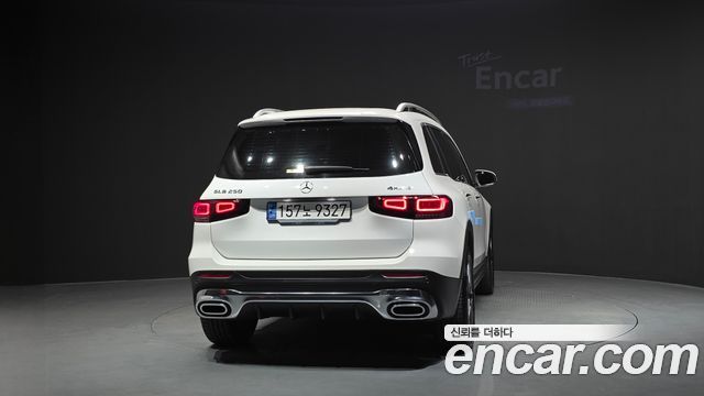 Mercedes-Benz GLB-Class 2023 — photo 4