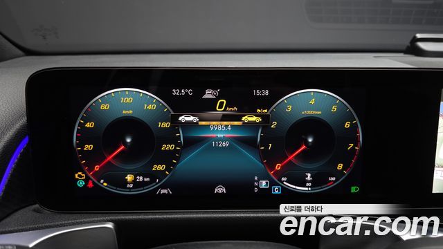Mercedes-Benz GLB-Class 2023 — photo 11
