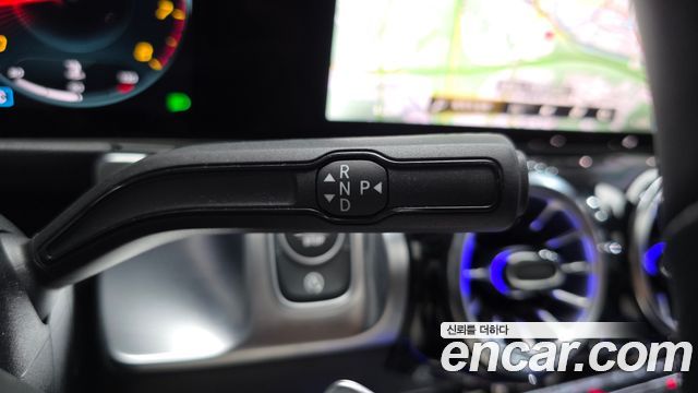 Mercedes-Benz GLB-Class 2023 — photo 12