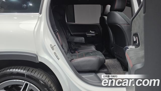 Mercedes-Benz GLB-Class 2023 — photo 17