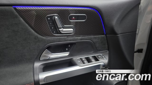 Mercedes-Benz GLB-Class 2023 — photo 24