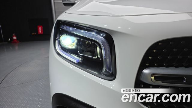 Mercedes-Benz GLB-Class 2023 — photo 8