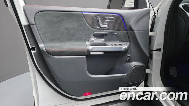 Mercedes-Benz GLB-Class 2023 — photo 14