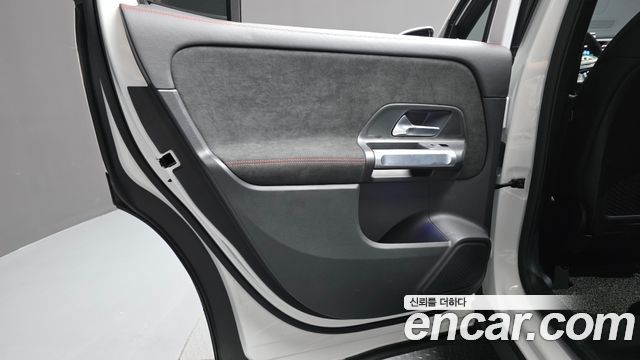 Mercedes-Benz GLB-Class 2023 — photo 15
