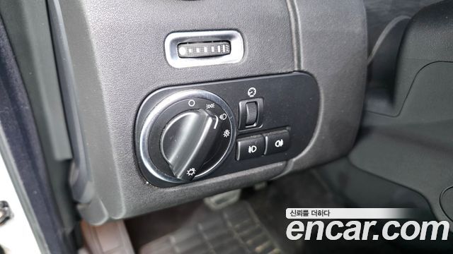 Land Rover Discovery 2014 — photo 28