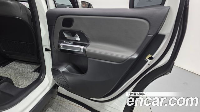 Mercedes-Benz EQB 2022 — photo 15