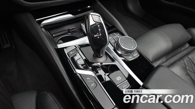 BMW 5-Series 2019 — photo 12