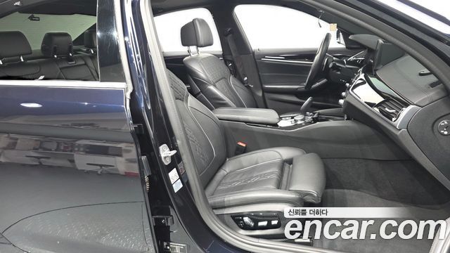 BMW 5-Series 2019 — photo 17
