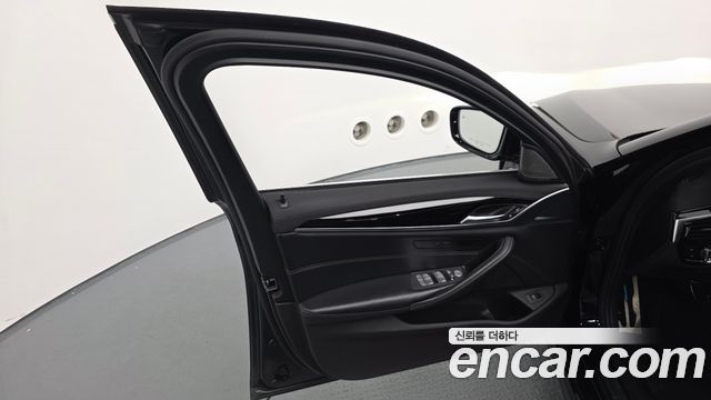 BMW 5-Series 2019 — photo 14