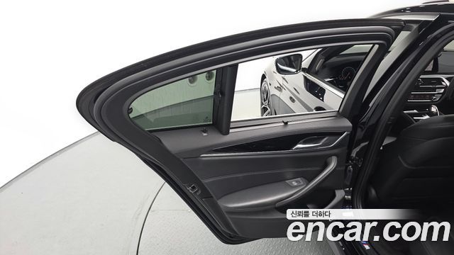 BMW 5-Series 2019 — photo 15