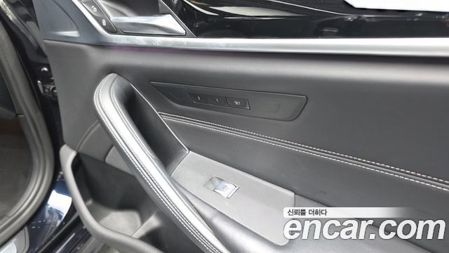 BMW 5-Series 2019 — photo 27