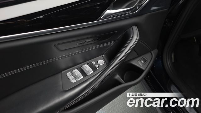 BMW 5-Series 2019 — photo 29