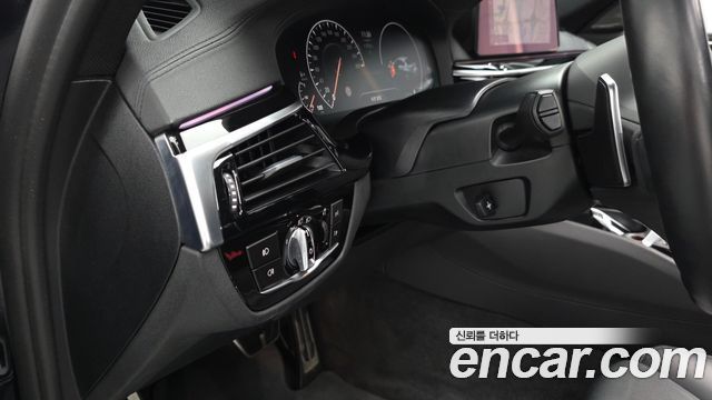 BMW 5-Series 2019 — photo 40
