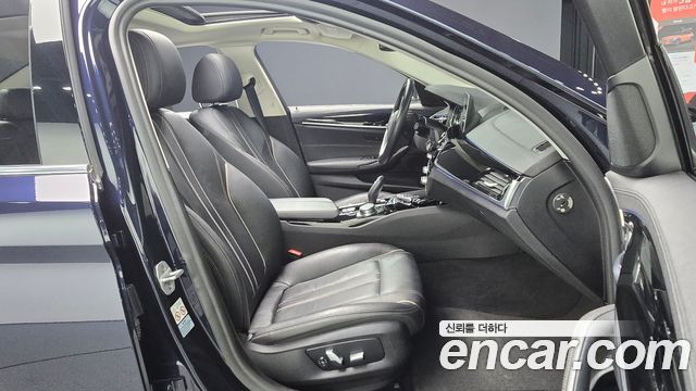 BMW 5-Series 2018 — photo 11