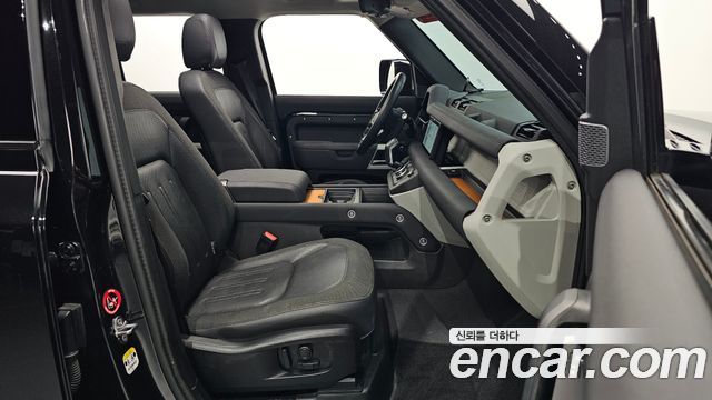 Land Rover Defender 2020 — photo 16