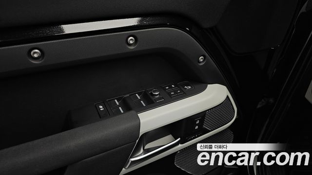Land Rover Defender 2020 — photo 35