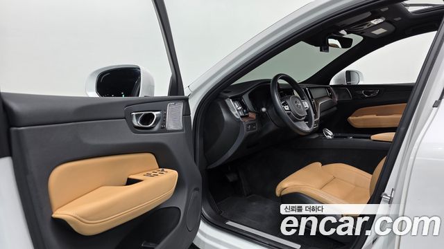Volvo XC60 2021 — photo 13