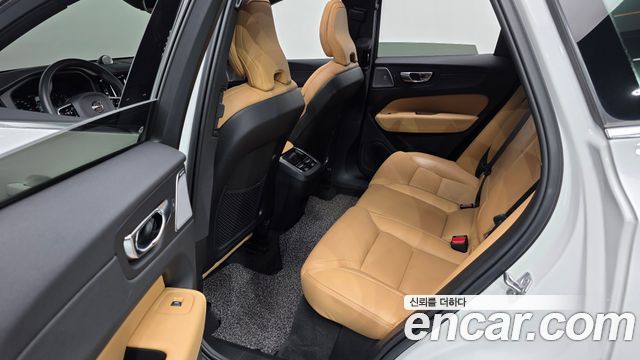 Volvo XC60 2021 — photo 18