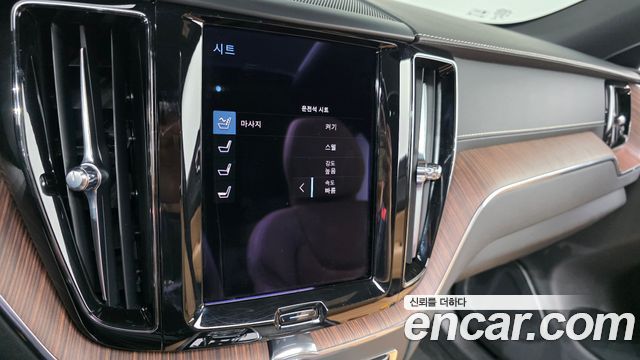 Volvo XC60 2021 — photo 22