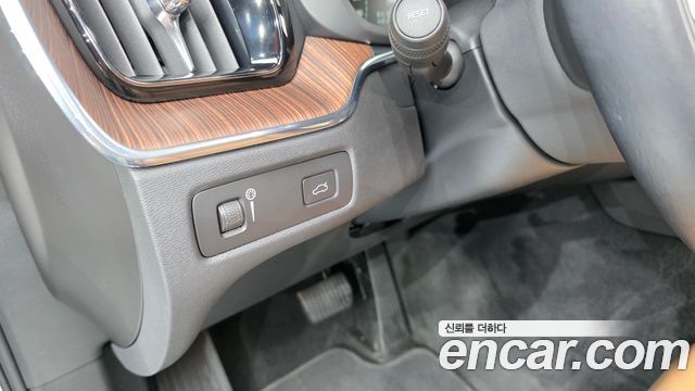 Volvo XC60 2021 — photo 25