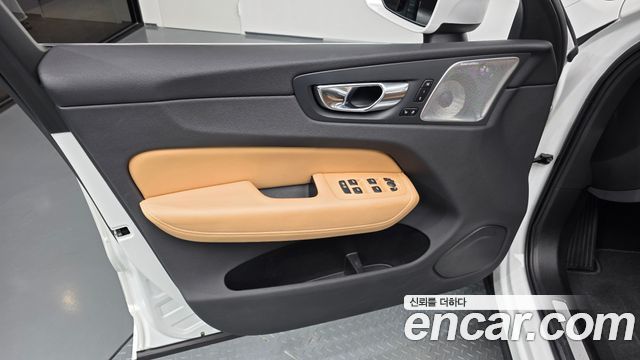Volvo XC60 2021 — photo 14