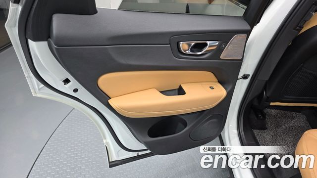 Volvo XC60 2021 — photo 15
