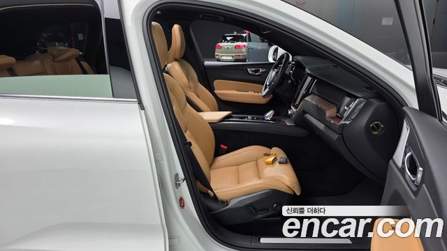 Volvo XC60 2021 — photo 16