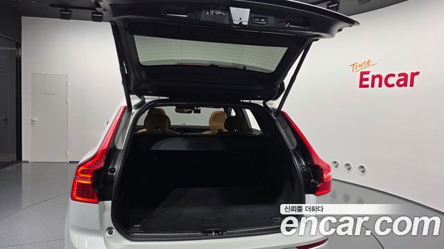 Volvo XC60 2021 — photo 35