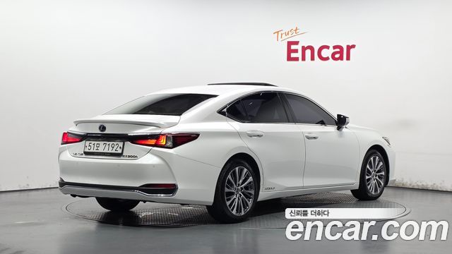 Lexus ES 2019 — photo 2