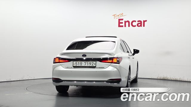Lexus ES 2019 — photo 4