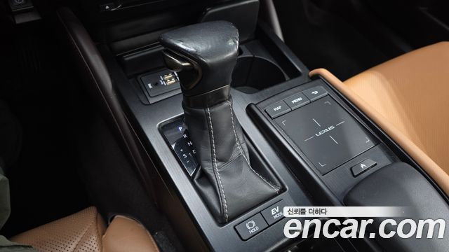 Lexus ES 2019 — photo 9