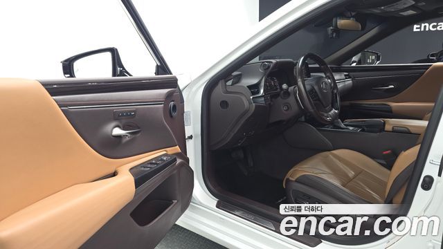 Lexus ES 2019 — photo 10