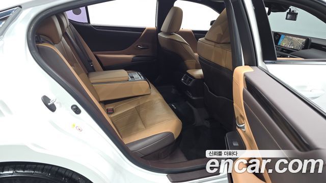 Lexus ES 2019 — photo 11