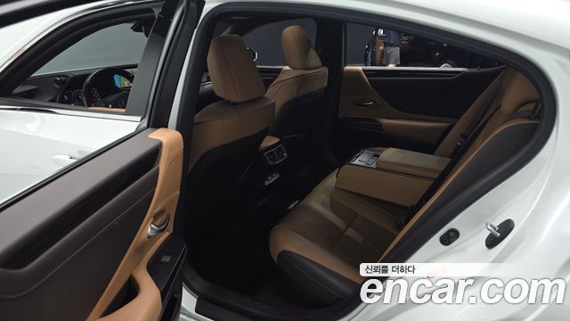 Lexus ES 2019 — photo 12