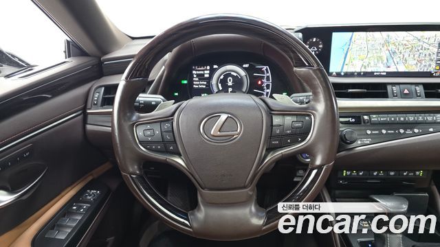 Lexus ES 2019 — photo 13