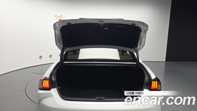 Lexus ES 2019 — photo 20