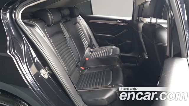 Volkswagen Passat 2021 — photo 17