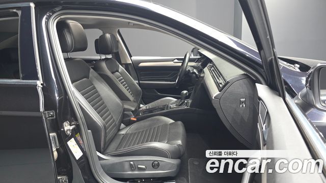 Volkswagen Passat 2021 — photo 16