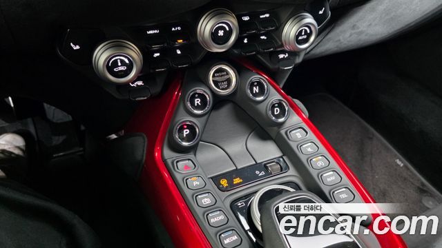 Aston Martin Vantage 2019 — photo 9