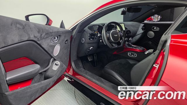 Aston Martin Vantage 2019 — photo 10