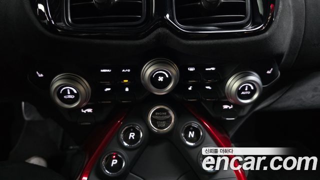 Aston Martin Vantage 2019 — photo 17
