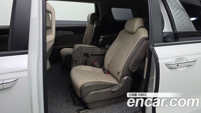 Kia Canival 2023 — photo 16