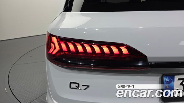 Audi Q7 2023 — photo 9