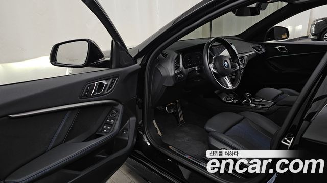 BMW 1-Series 2023 — photo 13